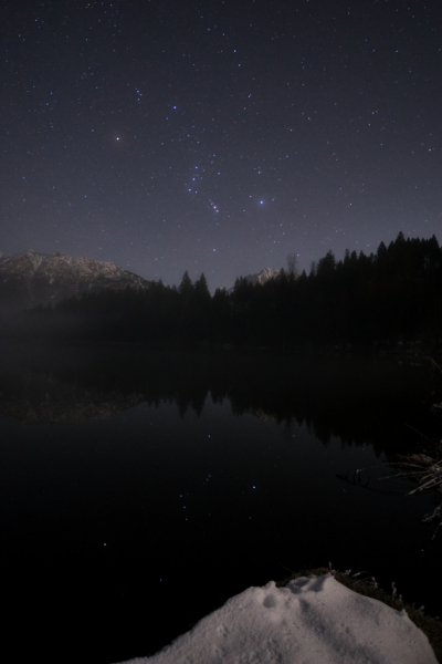 Der Orion spiegelt sich im See